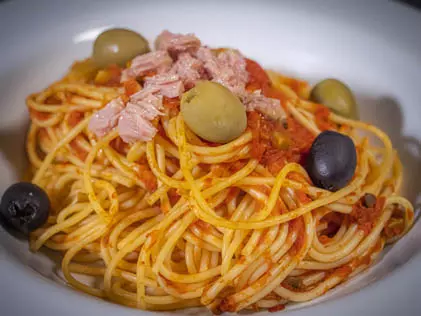 Spaghetti al pomodoro con tonno e olive